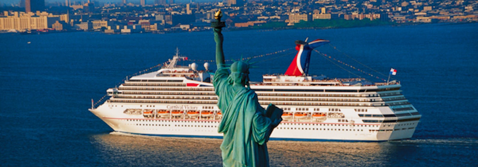 Fartyget Carnival Radiance kryssar förbi Statue of Liberty, frihetsgudinnan, i New York.
