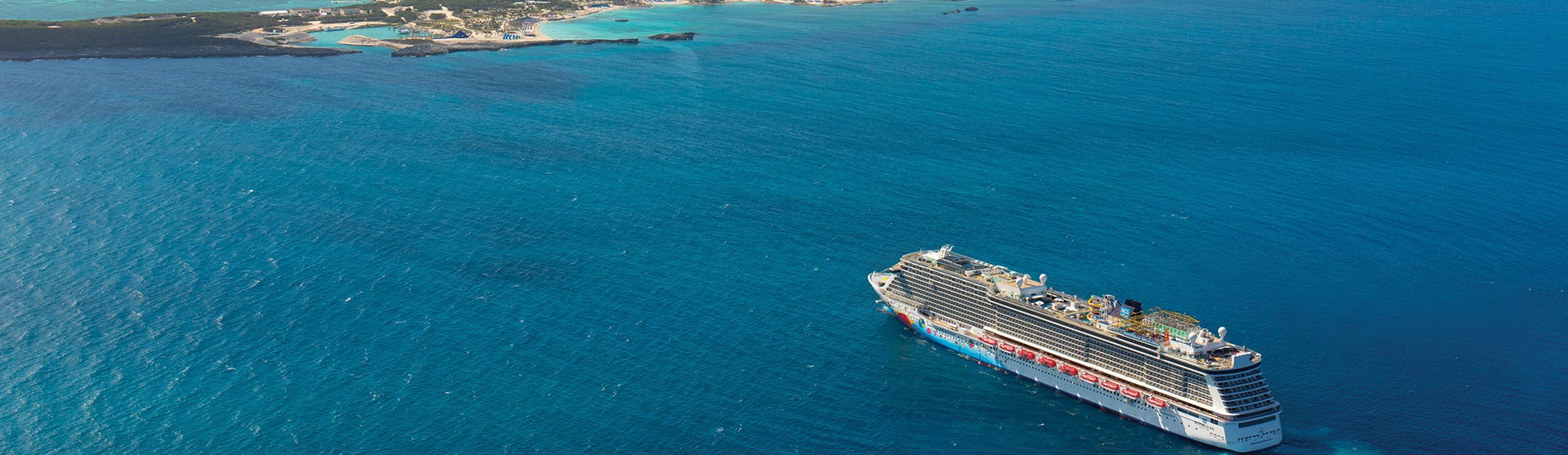Norwegian Breakaway kryssar fram mot flera mindre öar i Karibien.