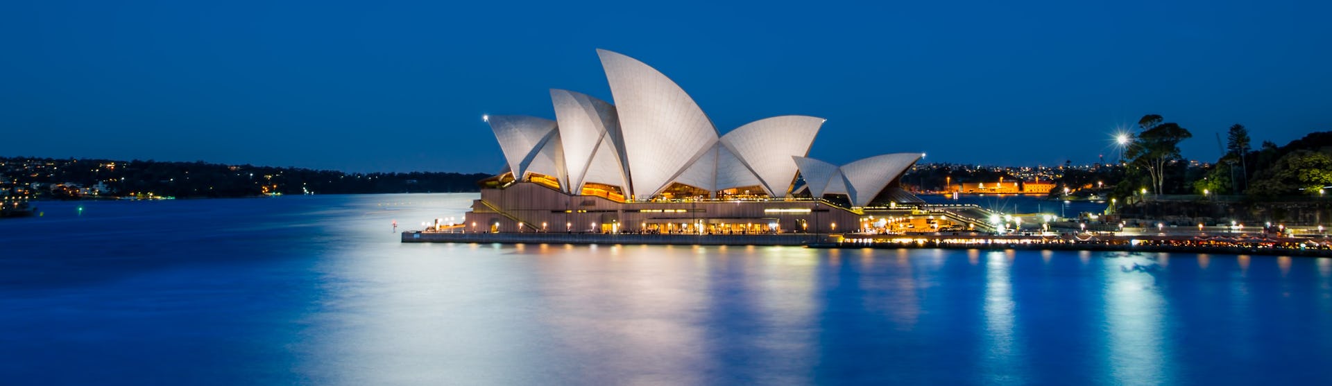 Bild i månljuset på det ikoniska operahuset i Sydney.