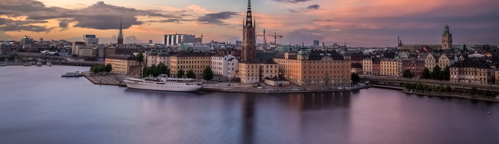 Bild från ovan på Stockholm med havet och höga byggnader i bakgrunden.