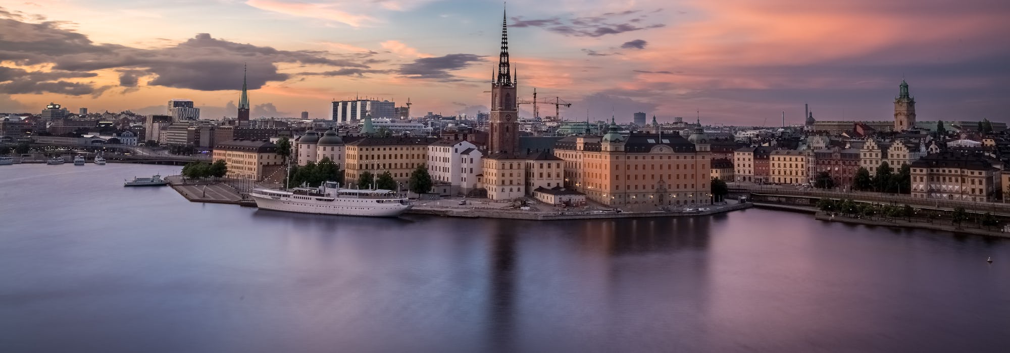 Bild från ovan på Stockholm med havet och höga byggnader i bakgrunden.