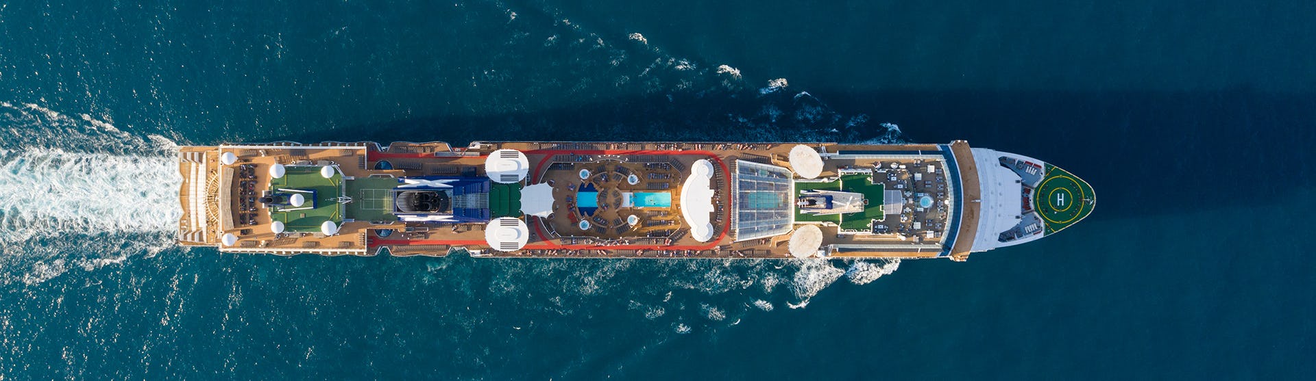 Bild tagen från ovan när fartyget Celebrity Millennium kryssar fram på öppet hav.