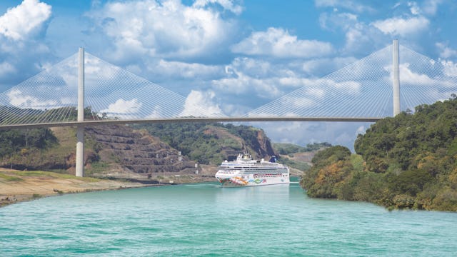 Norwegian kryssar genom Panamakanalen.