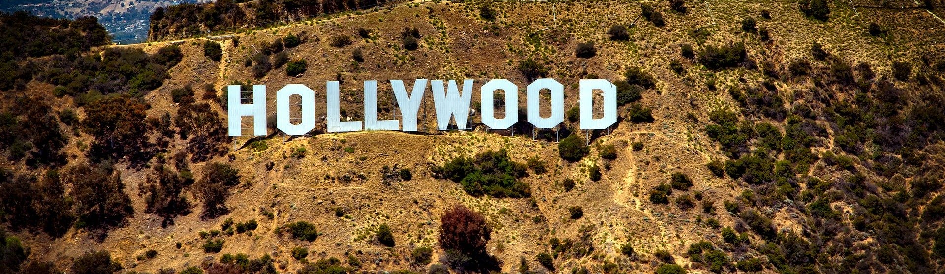 Den ikoniska Hollywood-skylten på bergskanten.