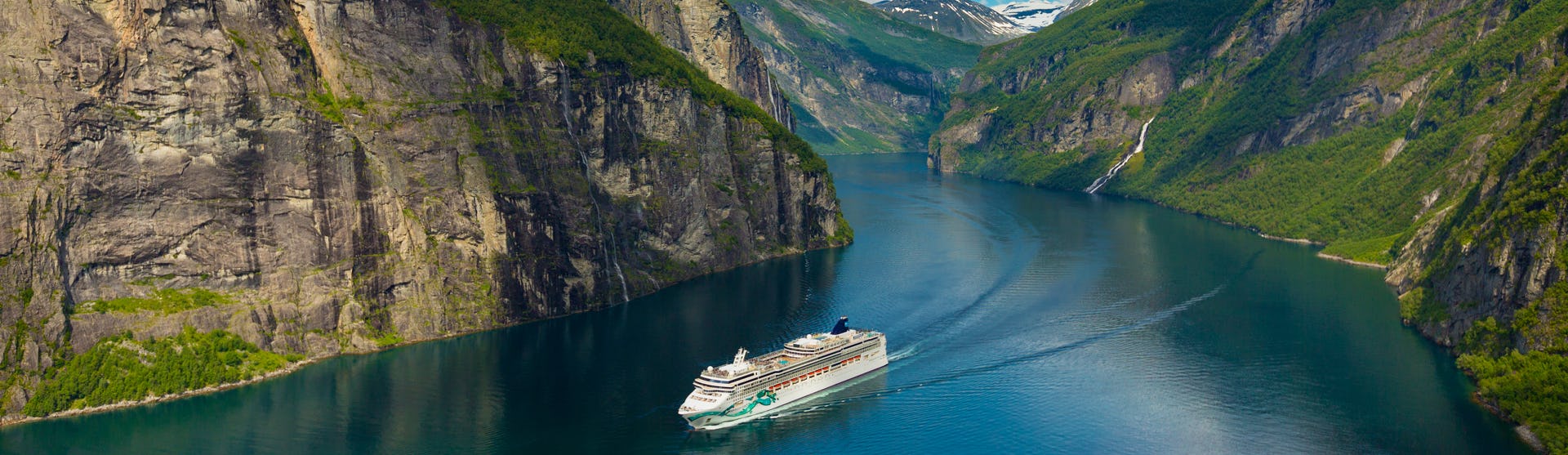 Norwegian Jade kryssar genom de otroligt vackra norska fjordarna.