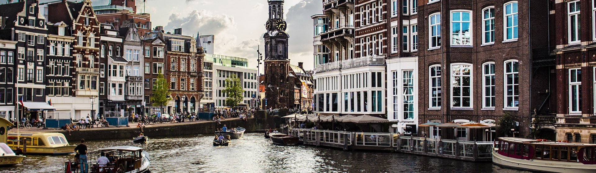 Kanalen i Amsterdam med färglada hus runtomkring.