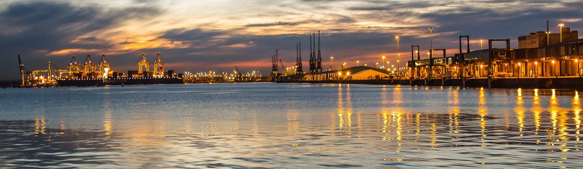 Southamptons hamn  i solnedgången med vattnet framför.