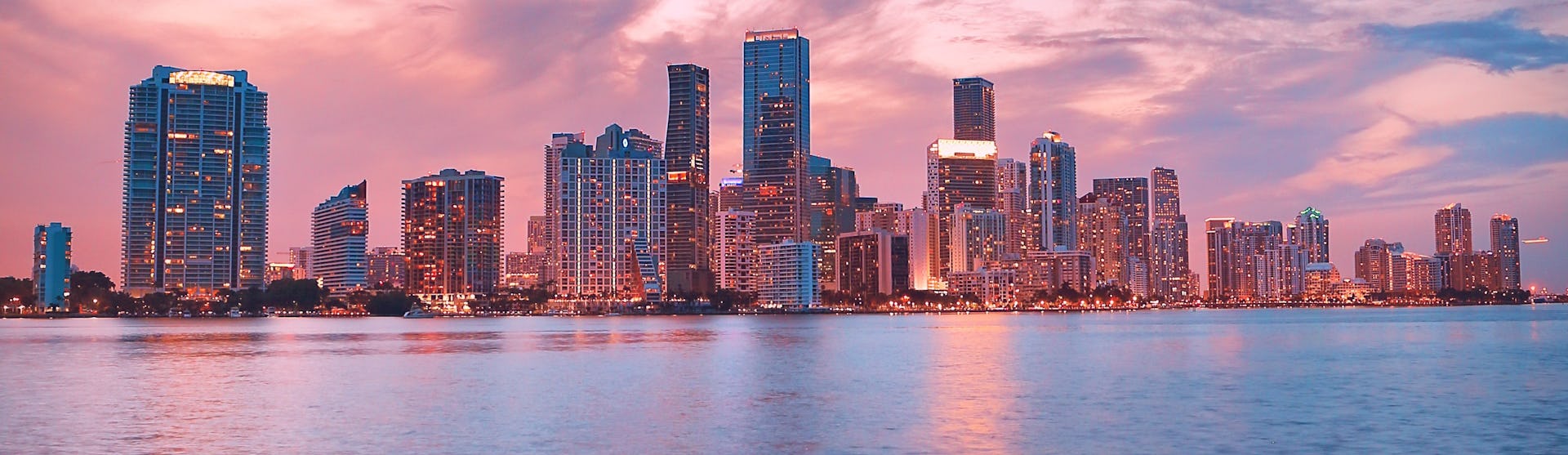 Bild på Miamis skyskrapor tagen från vattnet.