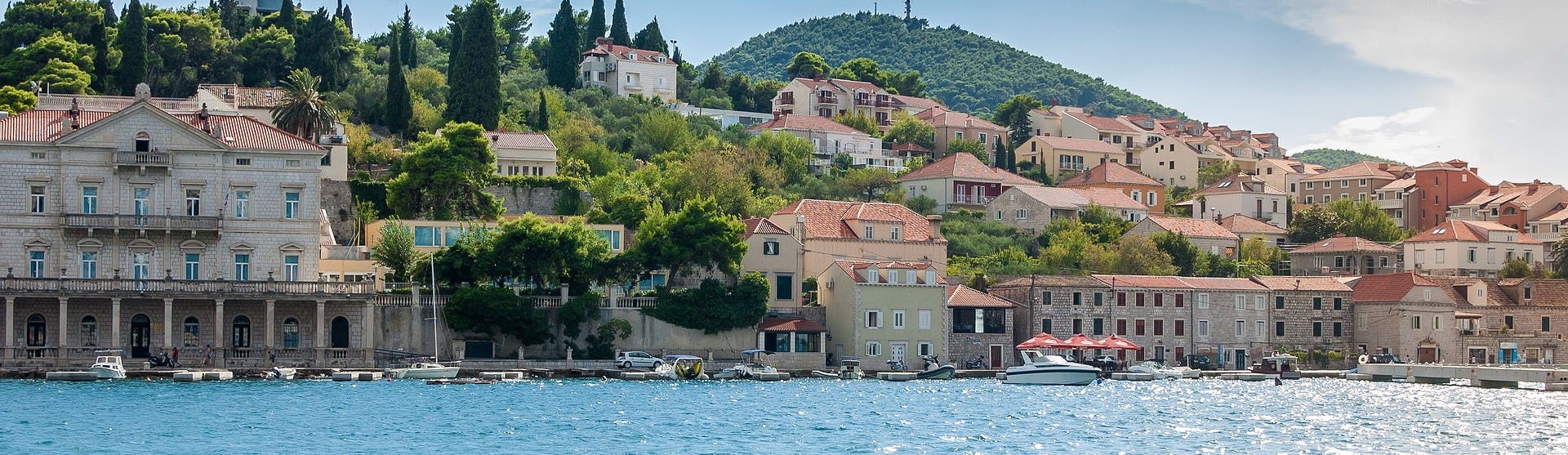 Dubrovnik i Kroatien med ljusblått vatten och färgglada byggnader.