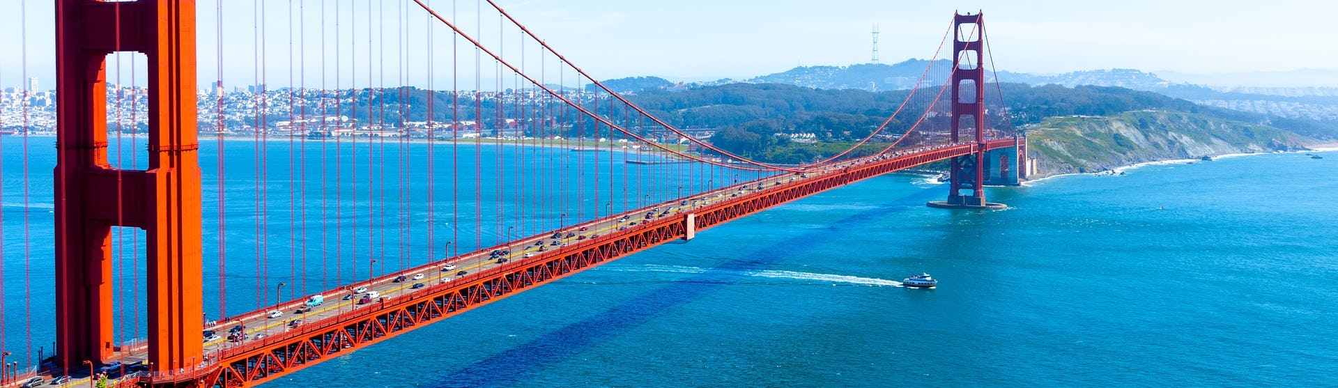 Vy snett uppifrån på den ikoniska och röda Golden Gate-bron i San Francisco.