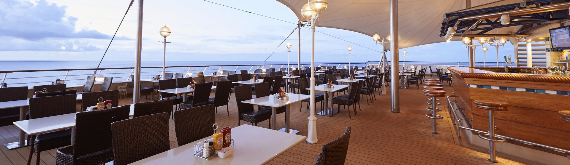 Bild tagen på en av Norwegian Suns restauranger med havet i bakgrunden.