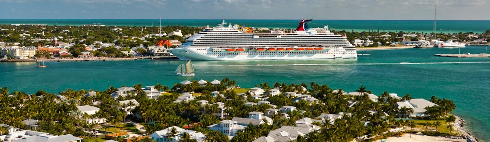 Fartyget Carnival Magic lägger till i vackra Key West.