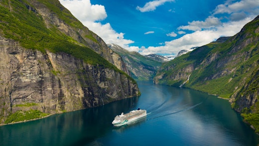 Ett Norwegian Cruise Line fartyg kryssar genom hisnande vacker natur.