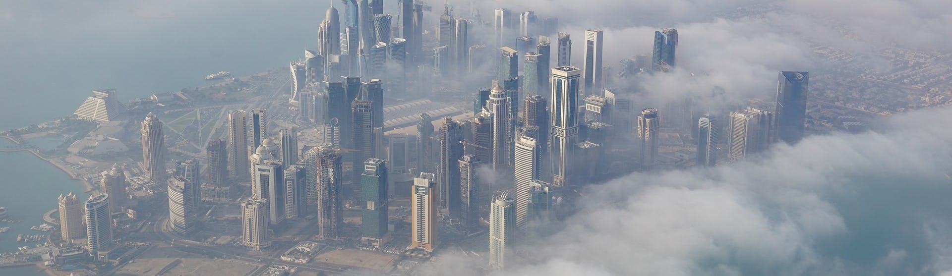 Bild tagen från ovan på Doha's mäktiga skyline.
