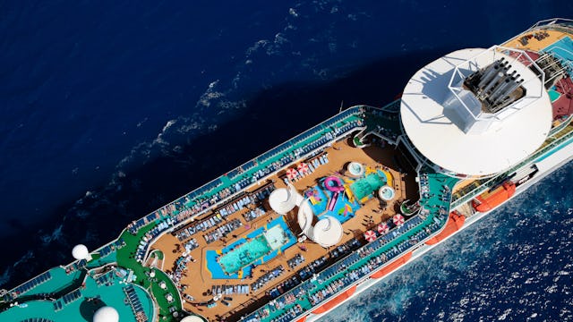 Bild tagen från ovan på Majesty of the Seas toppdäck med pool- och soldäck.