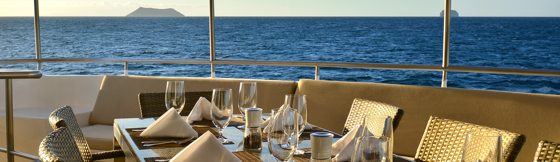 Bild på ett fint dukat bord ombord på Celebrity Xploration med det blåa havet i bakgrunden.
