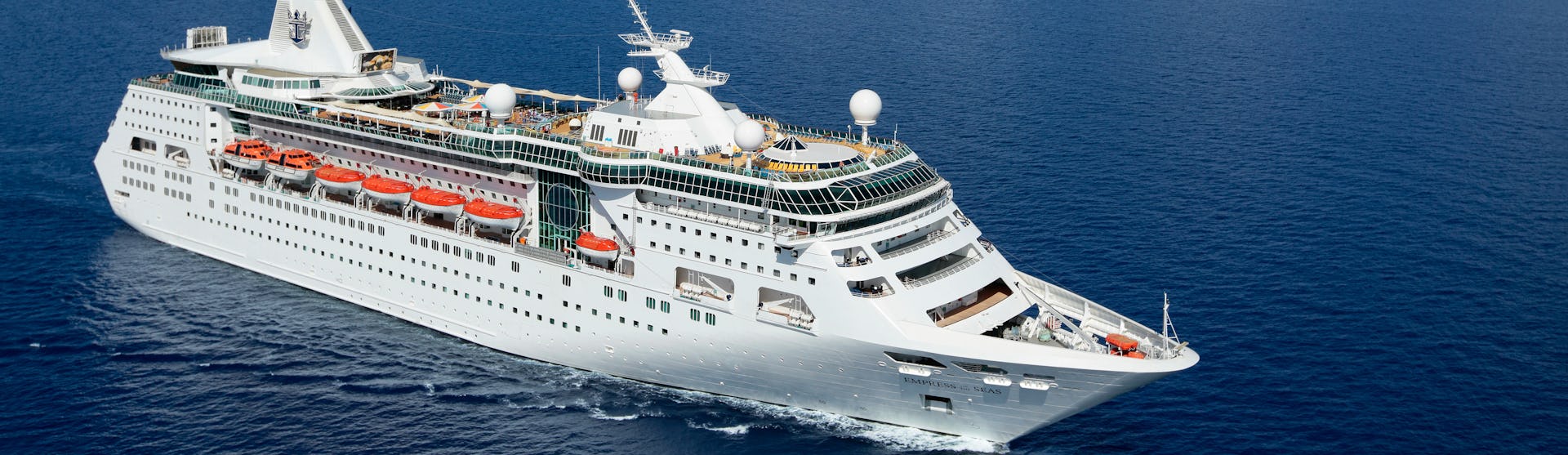Bild snett från ovan på fartyget Empress of the Seas som kryssar sig fram i vattnet.
