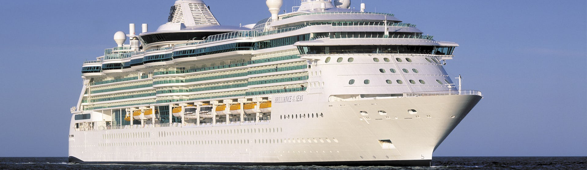Bild på Brilliance of the Seas tagen framifrån när fartyget kryssar fram på öppet hav.